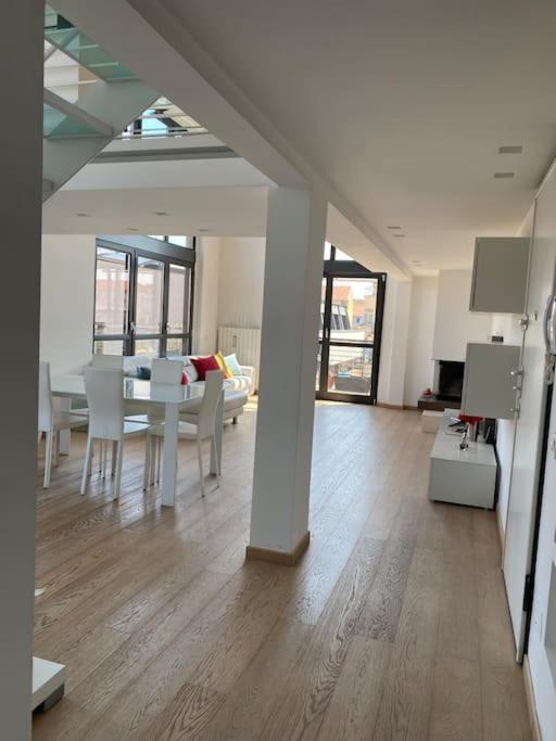 Penthouse Luce Near Metro-bus-tram Appartement