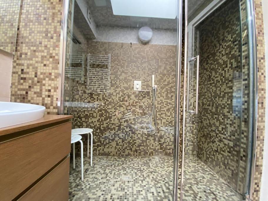Penthouse Luce Near Metro-bus-tram Apartment *